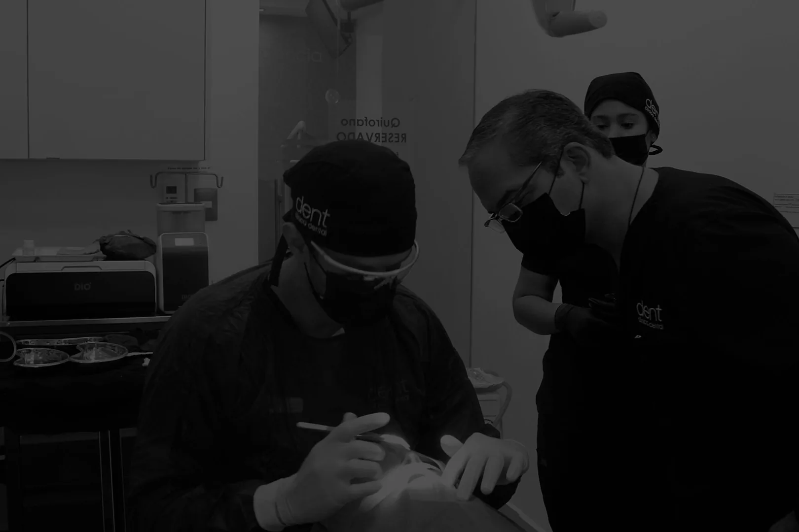 Quirófano de Dent Clínica Dental durante una cirugía