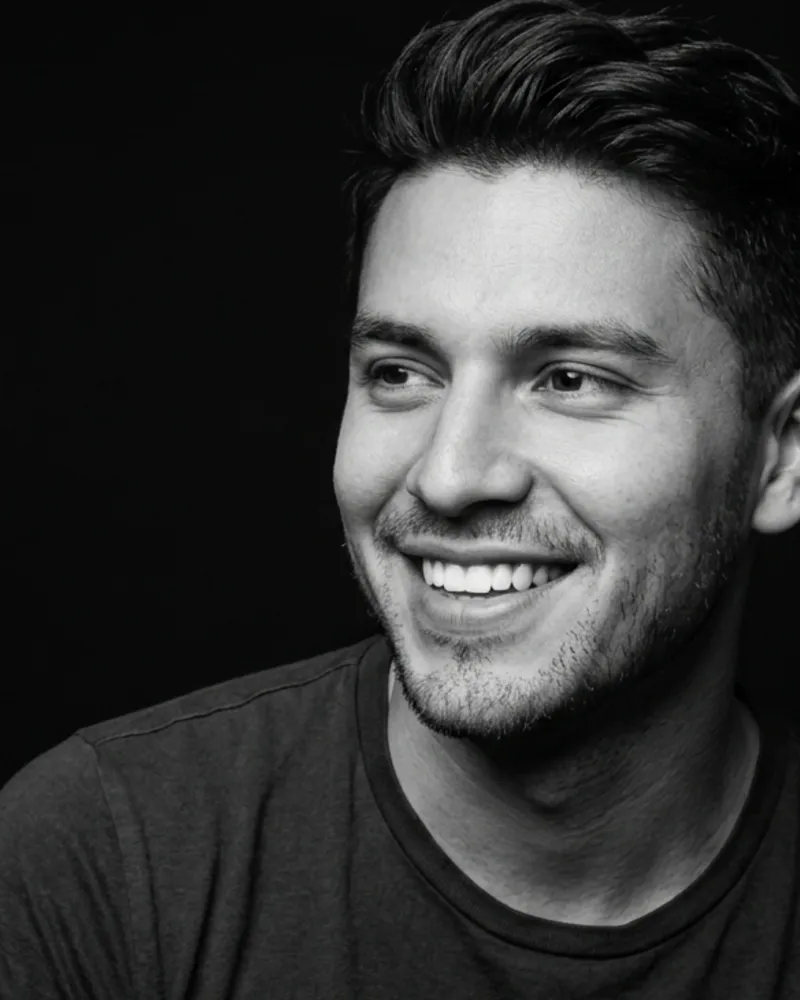 Sonrisa diseñada en Dent Clínica Dental, retrato en blanco y negro (2)